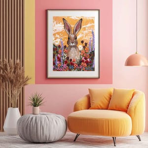 Nascosto tra i petali – Stampa artistica di lepre/coniglio tra i fiori selvatici primaverili, stampa murale con animali testurizzati
