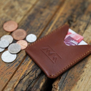 Minimalistisch bruin lederen gepersonaliseerde visitekaartje en creditcard portemonnee handgemaakt van Premium Italiaans leer