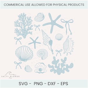 Op de afbeelding: Lichtblauwe illustratie met verschillende schelpen, zeesterren en koraal op een crèmekleurige achtergrond. De afbeelding bevat strikken en de tekst "COMMERICAL USE ALLOWED FOR PHYSICAL PRODUCTS". De onderste tekst luidt "SVG - PNG - DXF - EPS".