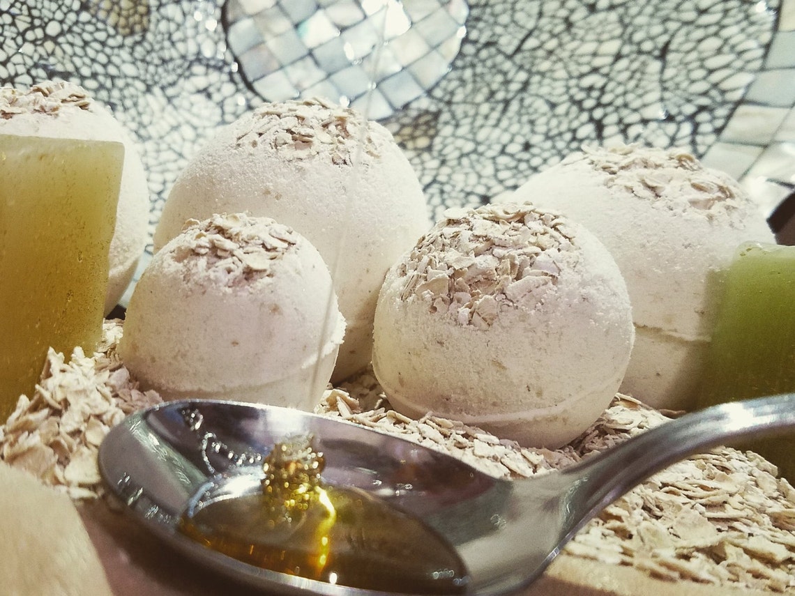 Large Oatmeal Milk and Honey Bath Bomb, Hypoallergenic Moisturizing