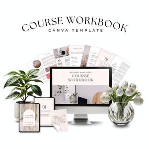 Puede incluir: Una plantilla de cuaderno de trabajo de curso digital que se muestra en un monitor de computadora, una tableta y páginas impresas. El texto "COURSE WORKBOOK CANVA TEMPLATE" está en la parte superior. Una planta en maceta y un jarrón de tulipanes blancos también están en la imagen.
