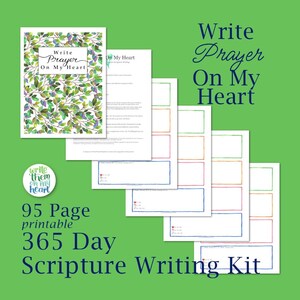 Puede incluir: Un kit imprimible de escritura de escrituras de 365 días y 95 páginas. El kit incluye una portada con un diseño de hojas verdes y las palabras "Write Prayer On My Heart". El kit también incluye páginas rayadas.
