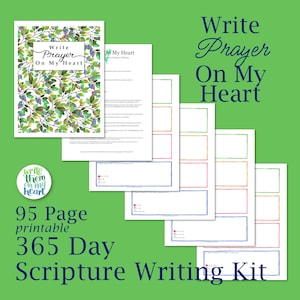 Könnte beinhalten: Ein druckbares 365-Tage-Schrift-Schreibset mit einem grünen, blättrigen Umschlag und dem Titel "Write Prayer On My Heart". Das Set enthält 95 Seiten mit druckbaren Schrift-Schreibaufforderungen.