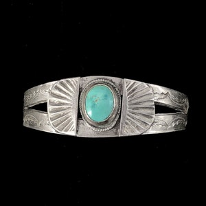 Fred Harvey era Navajo Native American cuff bracelet, hand-stamped sterling silver with natural turquoise, 1930s immagine 1