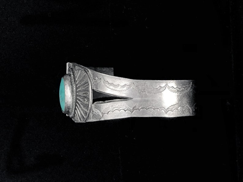 Fred Harvey era Navajo Native American cuff bracelet, hand-stamped sterling silver with natural turquoise, 1930s immagine 2