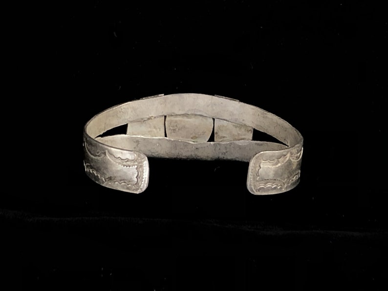 Fred Harvey era Navajo Native American cuff bracelet, hand-stamped sterling silver with natural turquoise, 1930s immagine 3