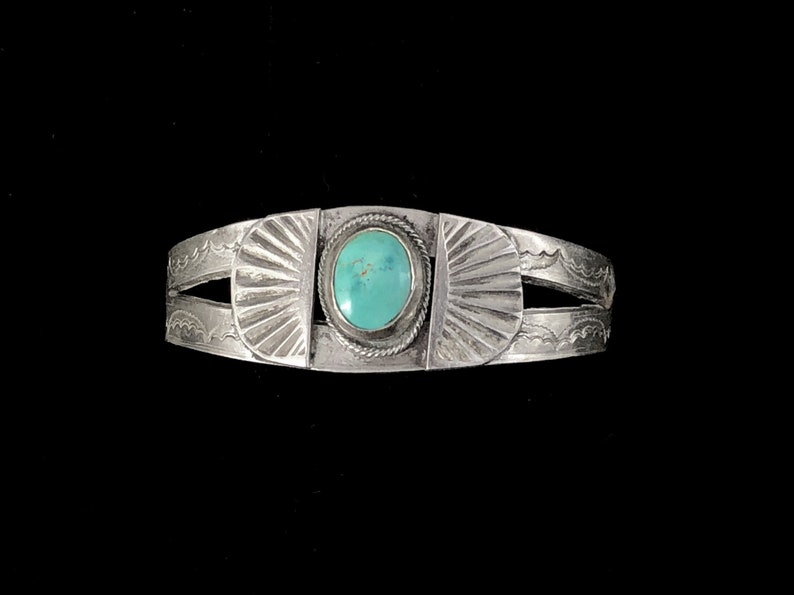 Fred Harvey era Navajo Native American cuff bracelet, hand-stamped sterling silver with natural turquoise, 1930s immagine 1