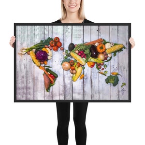 Affiche de carte du monde encadrée - Légumes sur le bois rustique recyclé de palette
