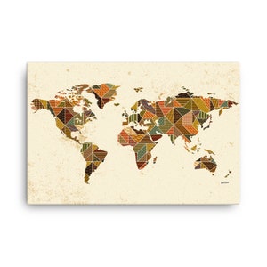 Op de afbeelding: Een wereldkaart met een patchwork-ontwerp in tinten bruin, groen en geel. De kaart is op een beige achtergrond met een subtiele, verweerde textuur.