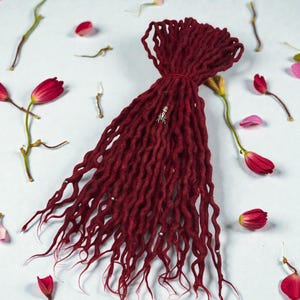 DE Natuurlijke wol dreadlocks Karmozijnrode haaraccessoires - aangepaste lengtes en hoeveelheid