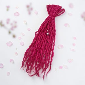 Rastas de lana natural de una sola punta, color rosa fucsia. Accesorios para el cabello: longitudes y cantidades personalizadas.