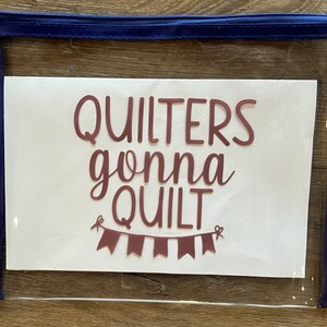 Mittelgroße Projekttasche aus Vinyl &quot;&quot;Quilters Gonna Quilt&quot;&quot;&quot;