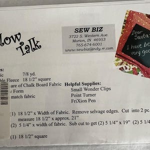 Puede incluir: Un patrón de costura "Pillow Talk Chalk Board" con instrucciones y detalles de los materiales. Incluye una pequeña imagen con el texto "Dear Santa: I have been very good!" y la dirección de Sew Biz.