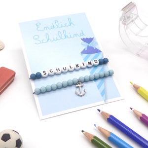 Geschenk zum Schulanfang, endlich Schulkind, 2 Armbändchen incl. Geschenk-Karte, Geschenk für Jungen, individualisierbar, Schule