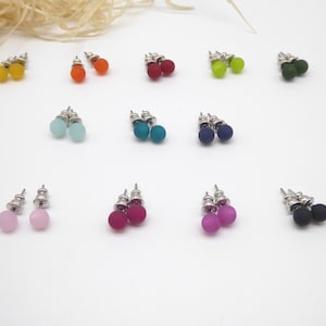 Könnte beinhalten: Ein Set mit 10 Paar Ohrsteckern mit mattierten Glasperlen in verschiedenen Farben, darunter Gelb, Orange, Rot, Grün, Blau, Türkis, Hellblau, Rosa, Lila und Schwarz.