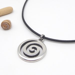 Halskette mit Anhänger Spirale, Schnecke, Damen und Herren, Leder in Wunschfarbe, Anhänger silber, handgemacht Bild 9