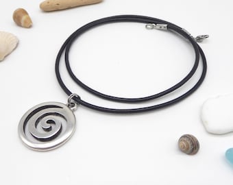 Halskette mit Anhänger Spirale, Schnecke, Damen und Herren, Leder in Wunschfarbe, Anhänger silber, handgemacht