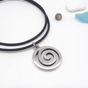 Halskette mit Anhänger Spirale, Schnecke, Damen und Herren, Leder in Wunschfarbe, Anhänger silber, handgemacht Bild 7