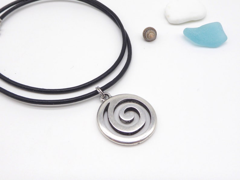 Halskette mit Anhänger Spirale, Schnecke, Damen und Herren, Leder in Wunschfarbe, Anhänger silber, handgemacht Bild 7