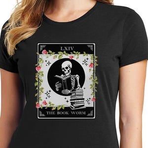 Custom Tarot Card Shirt – &quot;The Bookworm&quot; | Skeleton Reading Books | Witchy Dark Academia Shirt | Funny Goth Reader Gift | Tarot Aesthetic