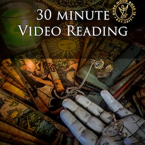 以下が含まれることがあります： タロットカード、装飾的な手、ペンダントが写った画像です。「30 MINUTE VIDEO READING」の文字が大きく表示されています。緑色のろうそくの火と装飾的なランプも写っており、神秘的な雰囲気を作り出しています。