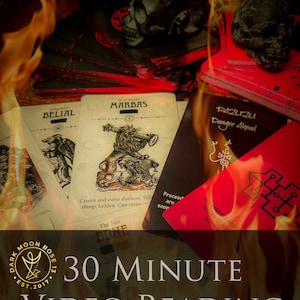 Puede incluir: Imagen promocional para una lectura de vídeo de 30 minutos. La imagen presenta cartas del tarot con ilustraciones y texto, incluyendo "BELIAL", "MARBAS" y "PAZUZU". Figuras de calaveras negras y llamas crean una atmósfera mística.
