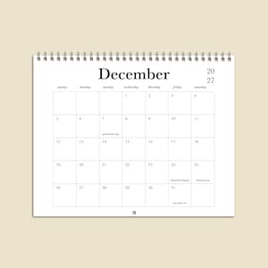 Könnte beinhalten: Ein weißer Wandkalender für Dezember 2027 mit schwarzem Text und einer Spiralbindung oben. Das Raster zeigt die Wochentage, die Daten vom 1. bis zum 31. und enthält gedruckten Text für Pearl Harbor Day, Hanukkah, Weihnachten und Silvester.