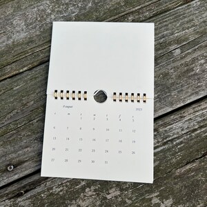 Schlichter minimalistischer Kalender 6in x 4.5in / 2024 Kalender im modernen Design / edler 12-monatiger Kalender in neutralem Beige Bild 4