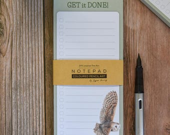 Puede incluir: Un bloc de notas rectangular con borde verde claro y el texto GET it DONE! en la parte superior. El bloc presenta una zona de lista de control blanca y una banda de papel marrón etiquetada NOTEPAD COLOURED PENCIL ART. Una ilustración detallada de una lechuza está en la parte inferior.