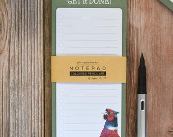 Puede incluir: Un bloc de notas rectangular con borde verde y el texto GET it DONE! en la parte superior. El bloc presenta una sección de lista de verificación con líneas blancas y una ilustración colorida de un faisán en la parte inferior, con una banda.