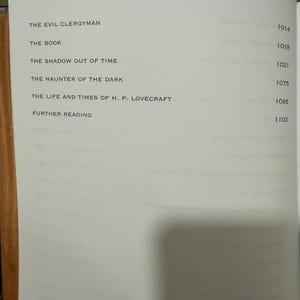 Puede incluir: P&aacute;gina de libro abierta con un &iacute;ndice. T&iacute;tulos como "The Evil Clergyman" y "The Book" est&aacute;n listados. Los n&uacute;meros de p&aacute;gina est&aacute;n a la derecha. El libro tiene una cubierta marr&oacute;n. El texto es negro.