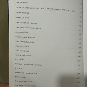 Puede incluir: Una p&aacute;gina de libro abierta muestra un &iacute;ndice con t&iacute;tulos en negro como "The Tree", "Celepha&iuml;s" y "The Temple". Los n&uacute;meros de p&aacute;gina son visibles a la derecha.