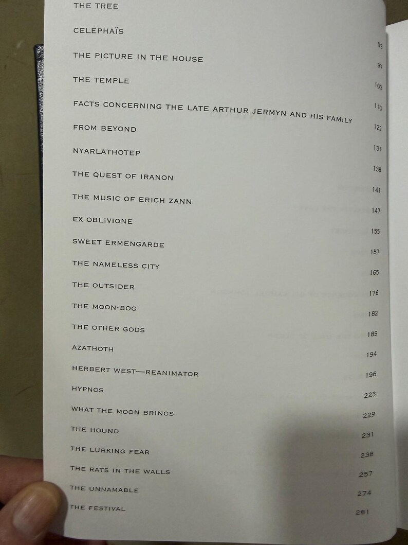 Puede incluir: Una p&aacute;gina de libro abierta muestra un &iacute;ndice con t&iacute;tulos en negro como "The Tree", "Celepha&iuml;s" y "The Temple". Los n&uacute;meros de p&aacute;gina son visibles a la derecha.