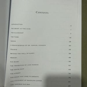 Puede incluir: Libro abierto que muestra una tabla de contenidos. El t&iacute;tulo "Contents" est&aacute; en la parte superior, seguido de una lista de t&iacute;tulos de cap&iacute;tulos y n&uacute;meros de p&aacute;gina. La p&aacute;gina es blanca con texto negro.