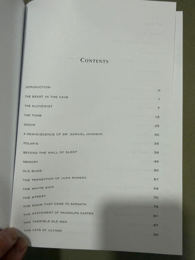 Puede incluir: Libro abierto que muestra una tabla de contenidos. El t&iacute;tulo "Contents" est&aacute; en la parte superior, seguido de una lista de t&iacute;tulos de cap&iacute;tulos y n&uacute;meros de p&aacute;gina. La p&aacute;gina es blanca con texto negro.