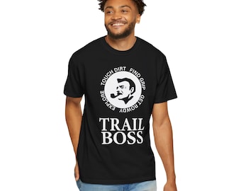 Divertida camiseta Overland Trail Boss para líderes de senderos y amantes del todoterreno. Propietarios de Toyota y Jeep 4x4. Ajuste relajado. Colores cómodos.