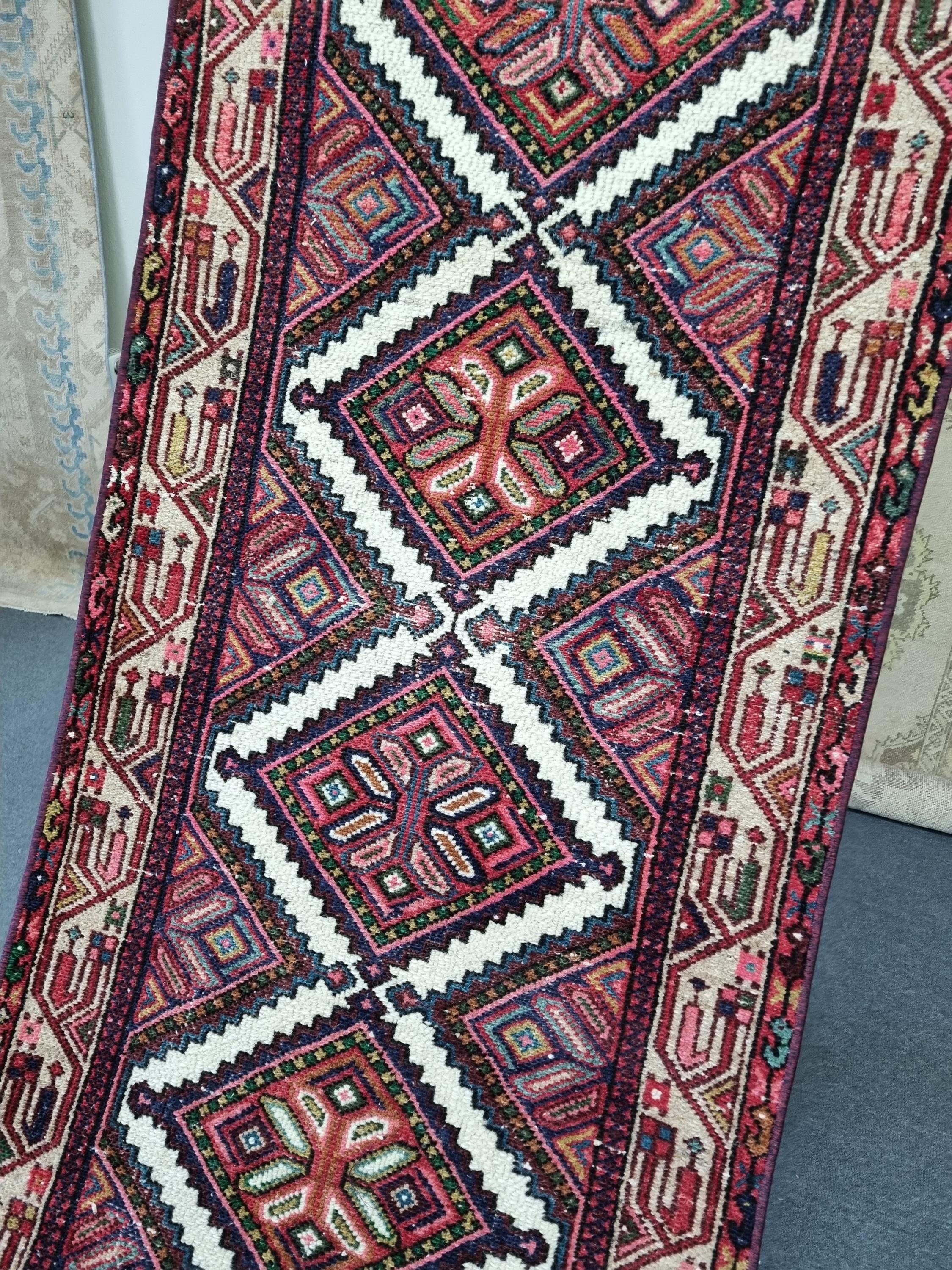 ペルシャ 手作り ランナー ラグ ペルシャ ギャッベ ミニランナー ラグ 118x40cm 茜色 ラクダ 花 ヤギ