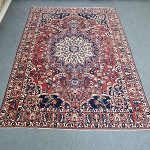 Vintage Heriz Rug 7x10: Hand-Woven Wool, Antique Persian Design