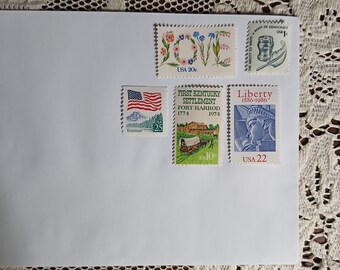 ¡Estampillas postales con temática de Kentucky y Nueva York para planificar tu boda!