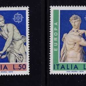 Op de afbeelding: Twee vintage Italiaanse postzegels met sculpturen van Bernini en Michelangelo. De postzegels zijn blauw en groen met de tekst "EUROPA" en "ITALIA" erop gedrukt.