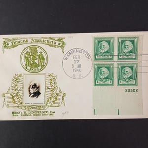 Puede incluir: Un letrero de madera rústica con el texto "Welcome to our home" en letras blancas. El letrero presenta un acabado envejecido y un diseño sencillo y acogedor, ideal para la decoración.