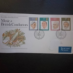 Op de afbeelding: Een eerste dag omslag met een postzegel met een muzieknoten en de tekst "Music & British Conductors". De envelop heeft vier postzegels met portretten van vier Britse dirigenten. De postzegels zijn gedateerd "10 sept. 80" en hebben de tekst "HEALU EDINBURGH" erop. De envelop heeft ook een "By air mail Par avion" label.