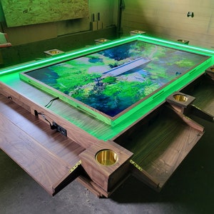 Dungeons & Dragons Rollenspiel Spieltisch mit Individuellen Spieler Stationen, Digital Map Display, LED Beleuchtung, Schubladen, Schrank Stauraum.