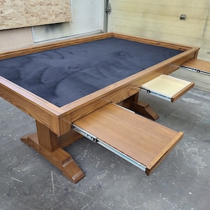 Mesa de jogo de tabuleiro de cinzas com plataformas deslizantes e gavetas, capa embutida de 4 peças e entalhe para cartas