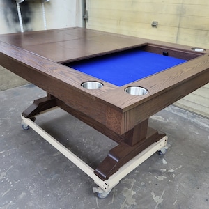 Mesa de jogo de tabuleiro de carvalho vermelho com base de cavalete, entalhe para cartas e capa embutida de 3 peças
