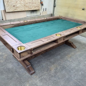 Mesa de jogo de tabuleiro Walnut com estações de jogador, porta-cartas, porta-componentes e capa resistente a derramamento de 4 peças