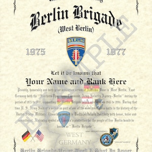 Puede incluir: Un certificado que conmemora el servicio en la Brigada de Berlín del Ejército de los Estados Unidos de 1975 a 1977. El certificado presenta un sello con las palabras "Vigilant Always" y el texto "Berlin Brigade - Never Fired A Shot In Anger".