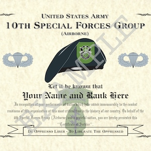 Könnte beinhalten: Ein Zertifikat für den Dienst in der 10. Spezialeinsatzgruppe (Luftlande) der US-Armee. Das Zertifikat zeigt eine grüne und schwarze Barettmütze mit dem Abzeichen der 10. Spezialeinsatzgruppe, ein grünes und schwarzes Fallschirm-Abzeichen und den Text "Let it be known that Your Name and Rank Here". Das Zertifikat enthält auch den Text "DE OPPRESSO LIBER - TO LIBERATE THE OPPRESSED".
