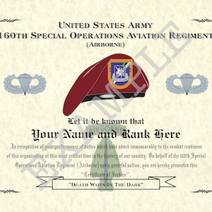 Könnte beinhalten: Ein Dienstzeugnis für das 160. Special Operations Aviation Regiment (Airborne) der US-Armee. Das Zertifikat zeigt eine rote Barett mit dem Abzeichen der Einheit, ein graues Fallschirmspringerabzeichen und den Wahlspruch "Death Waits in the Dark".