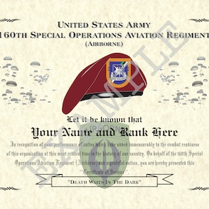 Pode incluir: Um certificado de serviço para o 160º Regimento de Aviação de Operações Especiais (Aerotransportado) do Exército dos Estados Unidos. O certificado apresenta um gorro vermelho com o emblema da unidade e o texto "Death Waits in the Dark".